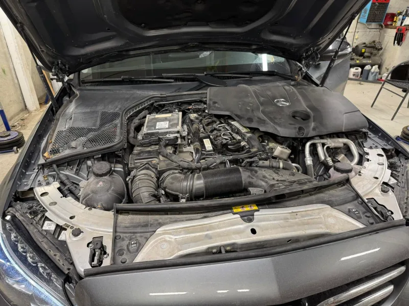Motorrum på Mercedes i JL Tunings verkstad